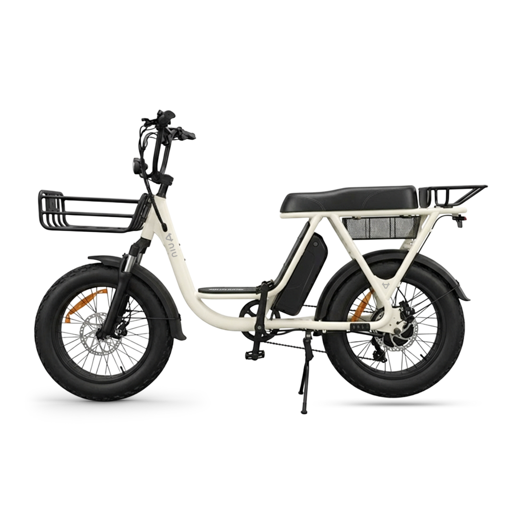 Das E-Lastenrad „NIU BQi Utility 200“ von NIU, im Profil vor einem schlichten weißen Hintergrund abgebildet, mit schwarzem Sattel, Gepäckträgern vorne und hinten, breiten Reifen und einem Ständer. Dieses Elektro-Lastenrad bietet Tretunterstützung und verfügt über einen herausnehmbaren Akku zum bequemen Aufladen. Reichweite bis zu 95 km.