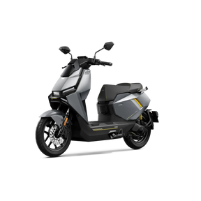 Der NIU FQiX 150 Elektroroller, ein moderner grauer E-Scooter mit kantigen Karosserieteilen, schwarz-gelben Akzenten, Seitenspiegeln, einem Dual-Akku-System, Navigationsfunktion und Heckradar, ist vor einem schlichten weißen Hintergrund abgebildet.
