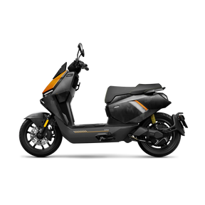 Der NIU FQiX 150 Elektroroller in elegantem Schwarz und Orange mit gelber Hinterradaufhängung, markanten Linien und digitalem Display verfügt über ein Navigationssystem, ein Heckradar sowie ein Dual-Akku-System für zusätzliche Reichweite und erreicht Geschwindigkeiten von bis zu 45 km/h. Im Profil auf weißem Hintergrund abgebildet.