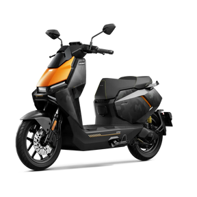 Der NIU FQiX 150 Elektroroller von NIU besticht durch ein elegantes schwarz-orangefarbenes Design mit kantigen Linien, Seitenspiegeln und einer kompakten Bauweise. Sein Doppelakku-System ermöglicht Geschwindigkeiten von bis zu 45 km/h sowie Navigation und Heckradar, dargestellt auf einem schlichten hellen Hintergrund.