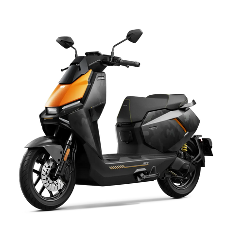 Der NIU FQiX 150 Elektroroller von NIU besticht durch ein elegantes schwarz-orangefarbenes Design mit kantigen Linien, Seitenspiegeln und einer kompakten Bauweise. Sein Doppelakku-System ermöglicht Geschwindigkeiten von bis zu 45 km/h sowie Navigation und Heckradar, dargestellt auf einem schlichten hellen Hintergrund.