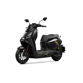 Der NIU FQiX 150 Elektroroller (E-Scooter) in elegantem Schwarz mit gelben Akzenten und kantigem Design verfügt über zwei Akkus für eine größere Reichweite, ein Navigationssystem und ein Heckradar. Abgebildet mit zwei Spiegeln und einem abgestuften Sitz vor weißem Hintergrund.