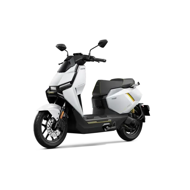 Der NIU FQiX 150 - Elektroroller Urban Armor für den modernen Fahrer von NIU ist ein stylischer weißer Scooter mit schwarzen und gelben Akzenten, kantigen Designlinien, Seitenspiegeln und Digitalanzeige, dargestellt auf einem schlichten weißen Hintergrund.