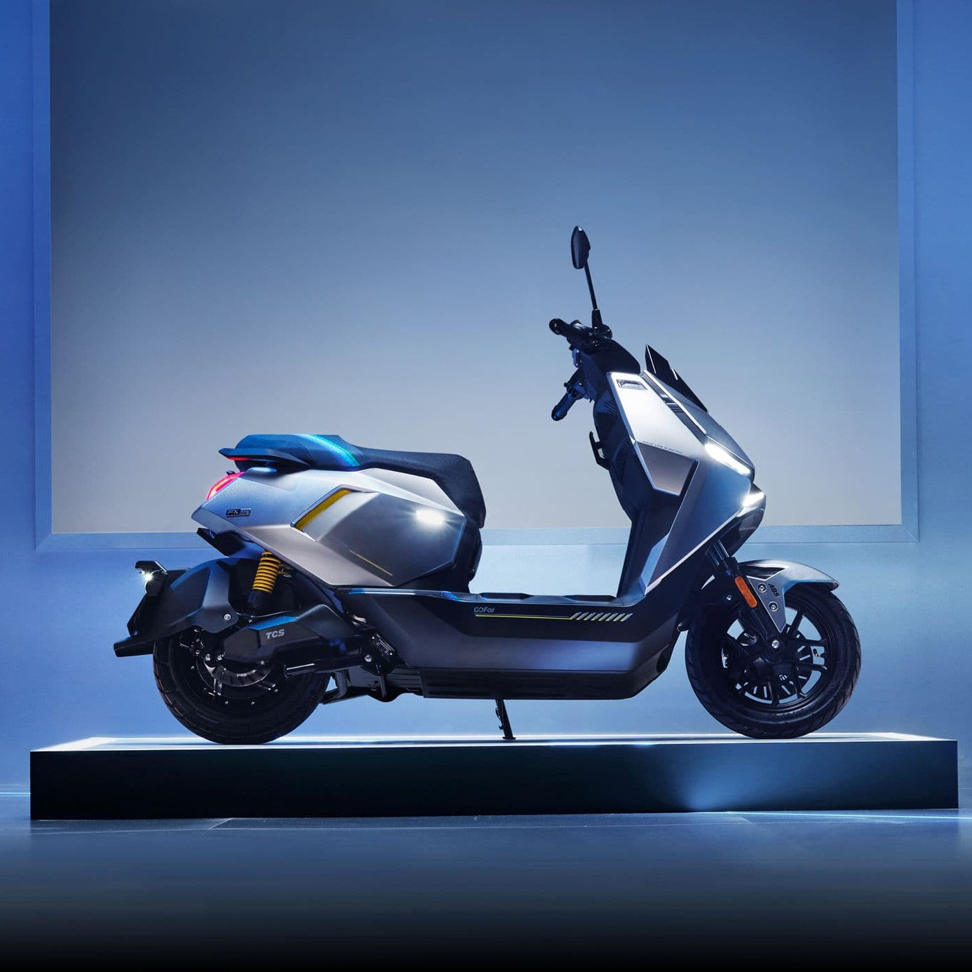 Der NIU FQiX 300 Elektroroller 80 km/h mit 3600W Motor und Dual-Akku von NIU in Silber und Schwarz steht auf einer Plattform mit blauem Licht und geometrischem Hintergrund.