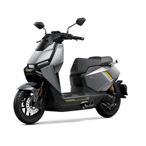 Der NIU FQiX 300 Elektroroller in Silber/Schwarz mit gelben Akzenten, ABS, Doppelakku für eine Reichweite von bis zu 100 km, Navigation und Heckradar zeichnet sich durch ein kantiges Design und Spiegel aus; abgebildet auf einem schlichten weißen Hintergrund.