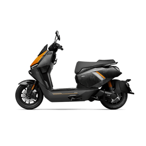 Der NIU FQiX 300 Elektroroller von NIU besticht durch ein modernes schwarz-orangefarbenes Design, eine Höchstgeschwindigkeit von 80 km/h, einen niedrigen Durchstiegsrahmen, eine Hinterradaufhängung, einen Doppelakku für eine Reichweite von 100 km, ABS, Navigation, ein Heckradar und ein Staufach; hier im Profil auf weißem Hintergrund abgebildet.