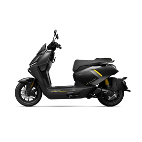 Der NIU FQiX 300 Elektroroller in elegantem Schwarz mit gelben Akzenten ist in Seitenansicht vor einem weißen Hintergrund abgebildet, wodurch sein modernes, sportliches Design, das ABS, der Doppelakku für eine Reichweite von bis zu 100 km, das Navigationssystem und das Heckradar besonders gut zur Geltung kommen.