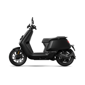Ein eleganter, moderner schwarzer NIU NQi Sport 2026 E-Roller mit einer Höchstgeschwindigkeit von 45 km/h ist im Profil vor einem schlichten weißen Hintergrund abgebildet. Sein minimalistisches Design zeichnet sich durch sanfte Kurven, Leichtmetallfelgen und ein digitales Display am Lenker aus und bietet eine beeindruckende Reichweite von 120 km für längere Fahrten in der Stadt.