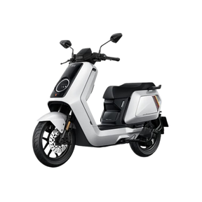 Der NIU NQiX 150 (Modell 2026) – ein Elektroroller, E-Scooter oder Motorroller in modernem Weiß und Schwarz – verfügt über ABS, ein Navigationssystem, ein Heckradar und ein elegantes Design – ideal für die Stadtmobilität – und wird vor einem schlichten weißen Hintergrund gezeigt.