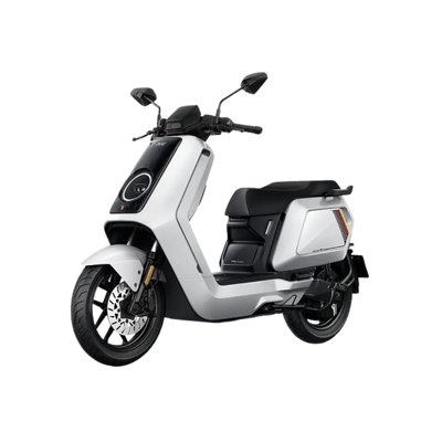 Der NIU NQiX 150 (Modell 2026) – ein Elektroroller, E-Scooter oder Motorroller in modernem Weiß und Schwarz – verfügt über ABS, ein Navigationssystem, ein Heckradar und ein elegantes Design – ideal für die Stadtmobilität – und wird vor einem schlichten weißen Hintergrund gezeigt.