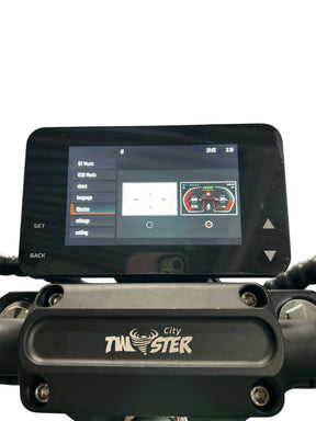 Nahaufnahme des neuen TFT-Multimedia-Spiegel-Displays am E-Chopper: CityTwister 3.0 25 oder 45 km/h – Das Original! von City Twister, das Musik, Thema, Kilometerstand und Einstellungsoptionen auf dem digitalen Armaturenbrett anzeigt, mit dem CityTwister 3.0-Logo darunter – und so die fortschrittlichen Funktionen dieses Elektro-Choppers perfekt hervorhebt.