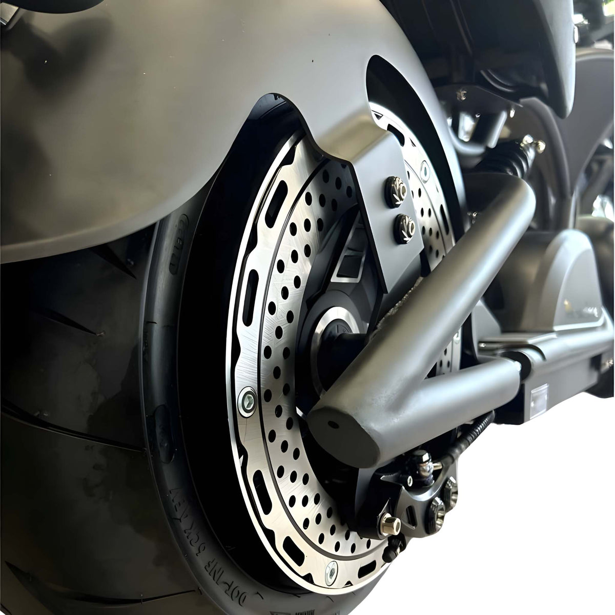 Nahaufnahme des Hinterrads des Mangosteen E-Choppers, die die Bremsscheibe, das Reifenprofil und die Federungskomponenten des Modells M1PS mit einem 4000-Watt-Motor und einem 40-Ah-Lithium-Akku von Samsung in scharfen Details zeigt.