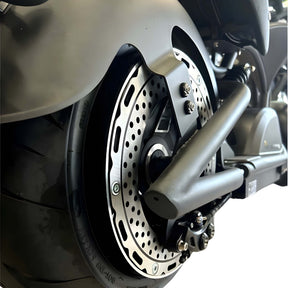 Nahaufnahme des Hinterrads des Mangosteen E-Choppers, die die Bremsscheibe, das Reifenprofil und die Federungskomponenten des Modells M1PS mit einem 4000-Watt-Motor und einem 40-Ah-Lithium-Akku von Samsung in scharfen Details zeigt.