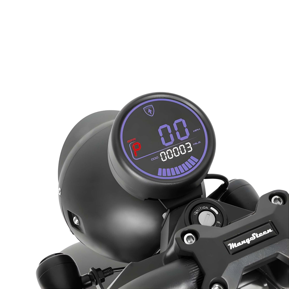 Eine Nahaufnahme des digitalen Tachos am Mangosteen E-Chopper, Elektromotorrad M1PS (85 km/h, 40-Ah-Lithium-Akku von Samsung, 4.000 Watt) zeigt eine Geschwindigkeit von 0,0, „P“ für den Parkmodus, einen Kilometerstand von 00003 und das Mangosteen-Logo am Lenker. Das Display leuchtet blau und rot.