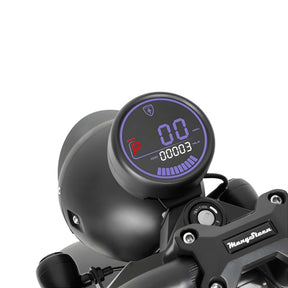 Eine Nahaufnahme des digitalen Tachos am Mangosteen E-Chopper, Elektromotorrad M1PS (85 km/h, 40-Ah-Lithium-Akku von Samsung, 4.000 Watt) zeigt eine Geschwindigkeit von 0,0, „P“ für den Parkmodus, einen Kilometerstand von 00003 und das Mangosteen-Logo am Lenker. Das Display leuchtet blau und rot.