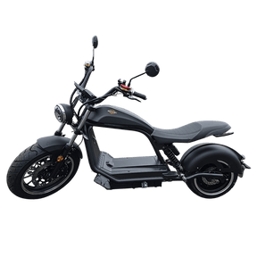 Der mattschwarze City Twister CityTwister 6.0 PREMIUM DUO E-Chopper-Elektroroller mit breiten Reifen, Einzelsitz, rundem Scheinwerfer, Seitenspiegeln und einem minimalistischen Rahmen – im Profil vor weißem Hintergrund abgebildet. Dieser Premium-E-Scooter bietet Elektromobilität mit unverwechselbarem Stil bei einer Geschwindigkeit von bis zu 45 km/h und ist mit einem leistungsstarken 56-Ah-Akku sowie einem Carplay-Display ausgestattet.