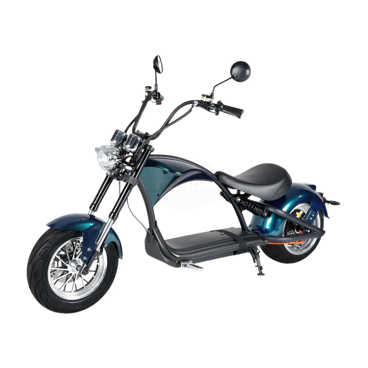 Der Mangosteen E-Chopper M1P Elektroroller verfügt über einen eleganten schwarz-blauen Rahmen im Chopper-Stil, einen großen Frontscheinwerfer, einen breiten Lenker und einen Einzelsitz; 30-Ah-Akku, 45 km/h Geschwindigkeit. Isoliert auf weißem Hintergrund.