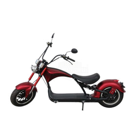 Der Mangosteen E-Chopper M1P - 30 Ah Akku 45 km/h wird in mattem Rot mit breiten Reifen, einem niedrigen schwarzen Sitz, einem hohen Lenker und einem Rückspiegel im Chopper-Stil gezeigt. Der E-Scooter erscheint im Profil auf einem weißen Hintergrund.