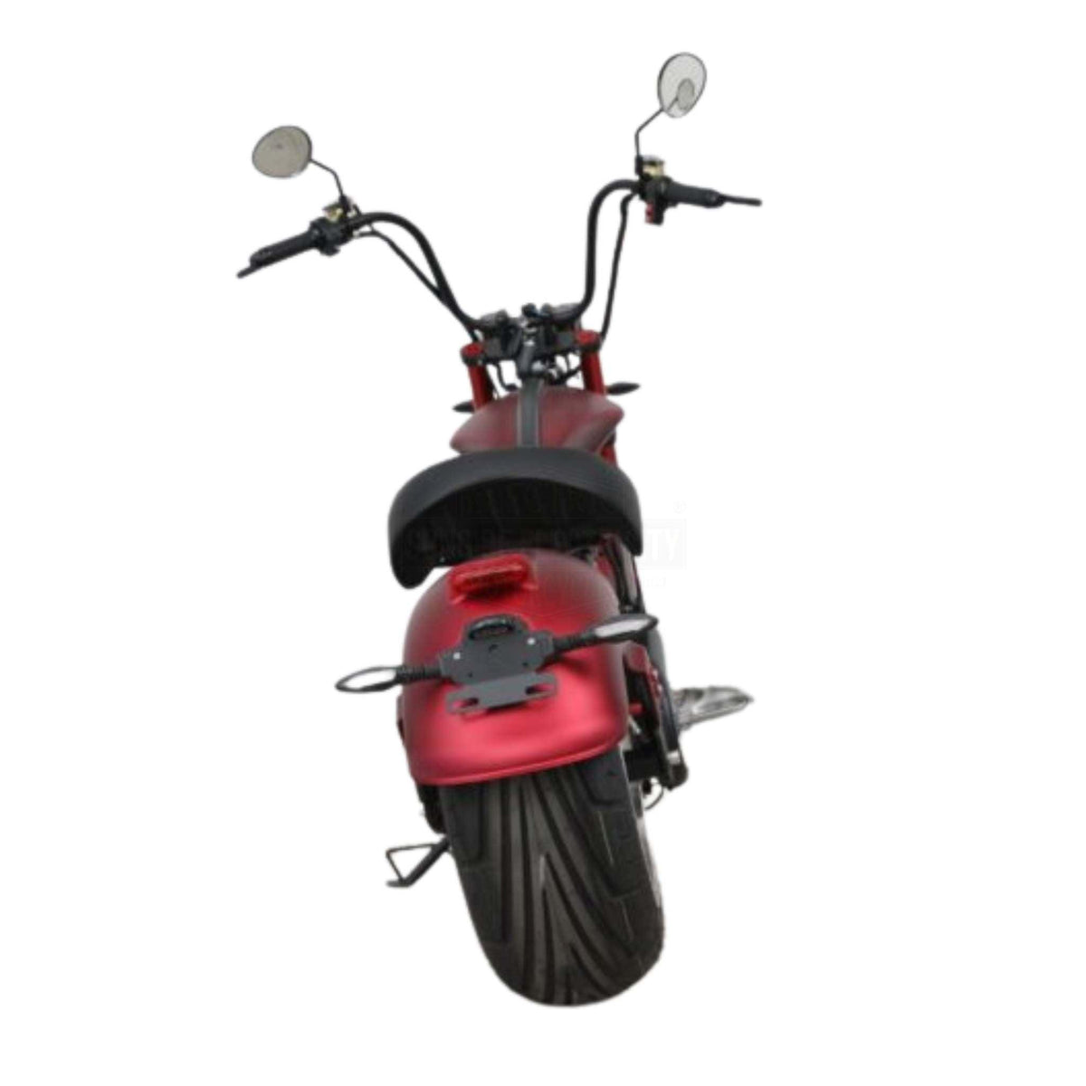 Rückansicht eines roten Mangosteen E-Choppers Mangosteen M1P mit breiten Reifen, schwarzem Sitz und zwei Seitenspiegeln am verlängerten Lenker, isoliert auf weißem Hintergrund dargestellt. 30 Ah Akku, max. 45 km/h.