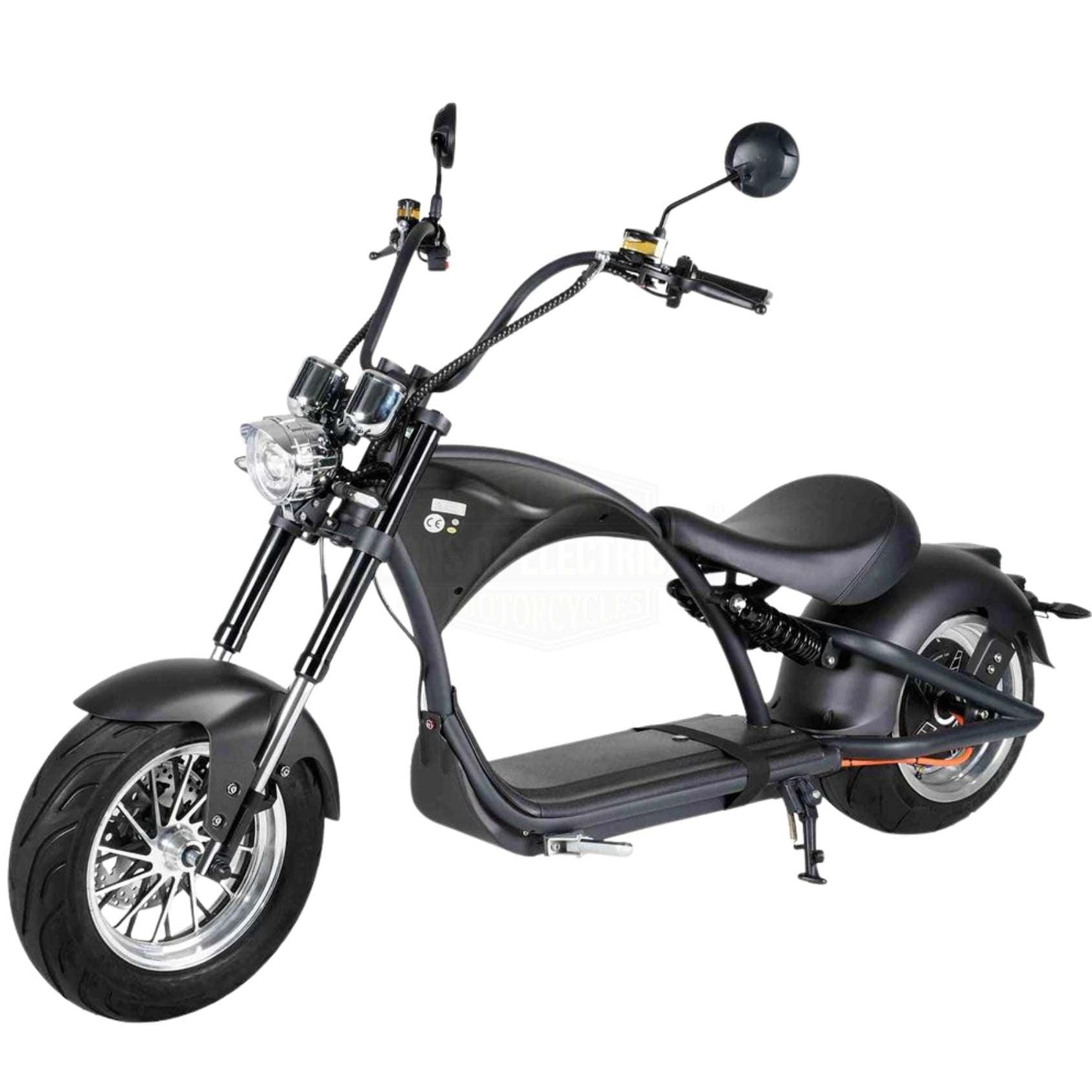 Der Mangosteen E-Chopper M1P hat einen eleganten schwarzen Elektro-Chopper-Look mit breiten Reifen, rundem Scheinwerfer, hohem Lenker mit Spiegeln, niedrigem Einzelsitz, 30 Ah Akku und 45 km/h Geschwindigkeit - stylisch und praktisch von Mangosteen.