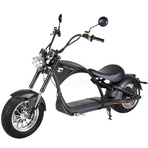 Der Mangosteen E-Chopper M1P hat einen eleganten schwarzen Elektro-Chopper-Look mit breiten Reifen, rundem Scheinwerfer, hohem Lenker mit Spiegeln, niedrigem Einzelsitz, 30 Ah Akku und 45 km/h Geschwindigkeit - stylisch und praktisch von Mangosteen.