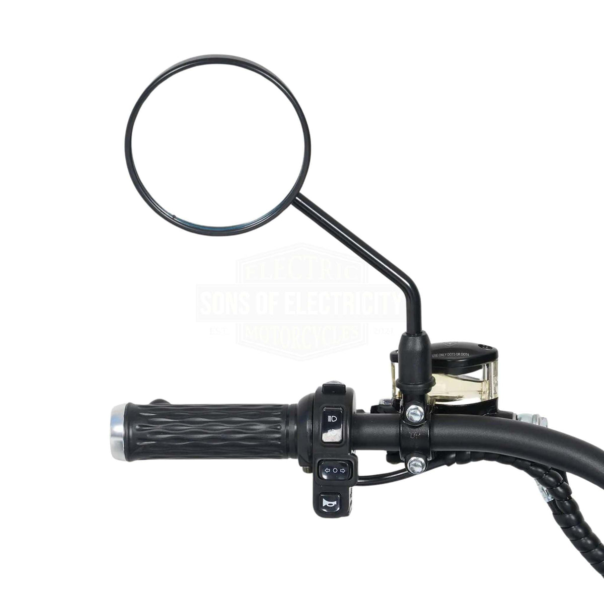 Nahaufnahme des Mangosteen E-Chopper Mangosteen M1P - 30 Ah Akku 45 km/h Lenkers mit rundem Spiegel, strukturiertem Griff, Bedienschaltern und Bremshebel vor weißem Hintergrund.