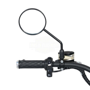 Nahaufnahme des Mangosteen E-Chopper Mangosteen M1P - 30 Ah Akku 45 km/h Lenkers mit rundem Spiegel, strukturiertem Griff, Bedienschaltern und Bremshebel vor weißem Hintergrund.