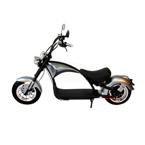 Der Mangosteen E-Chopper M1P (30 Ah Akku, 45 km/h) hat einen stilvollen, modernen schwarzen Rahmen mit breiten Reifen und einem geschwungenen Lenker. Dieser praktische Elektroroller von Mangosteen ist im Profil vor einem weißen Hintergrund abgebildet.
