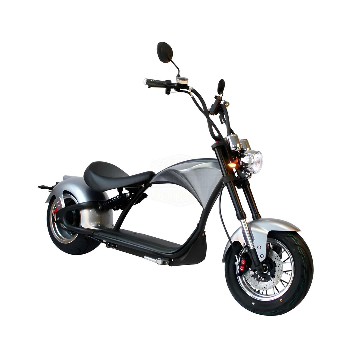 Der Mangosteen E-Chopper M1P - 30 Ah Akku (45 km/h) ist ein moderner silberner Elektroroller mit niedrigem, gebogenem Rahmen, breiten Reifen, schwarzem Sitz, Spiegeln am Lenker und einem Scheinwerfer auf weißem Hintergrund.