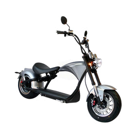Der Mangosteen E-Chopper M1P - 30 Ah Akku (45 km/h) ist ein moderner silberner Elektroroller mit niedrigem, gebogenem Rahmen, breiten Reifen, schwarzem Sitz, Spiegeln am Lenker und einem Scheinwerfer auf weißem Hintergrund.