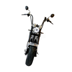 Der Mangosteen E-Chopper M1P (30 Ah Akku, 45 km/h) in Schwarz verfügt über einen einzelnen Scheinwerfer, einen breiten Lenker, zwei Spiegel und einen dicken Vorderreifen - stilvoll und praktisch, in der Frontansicht auf weißem Hintergrund.