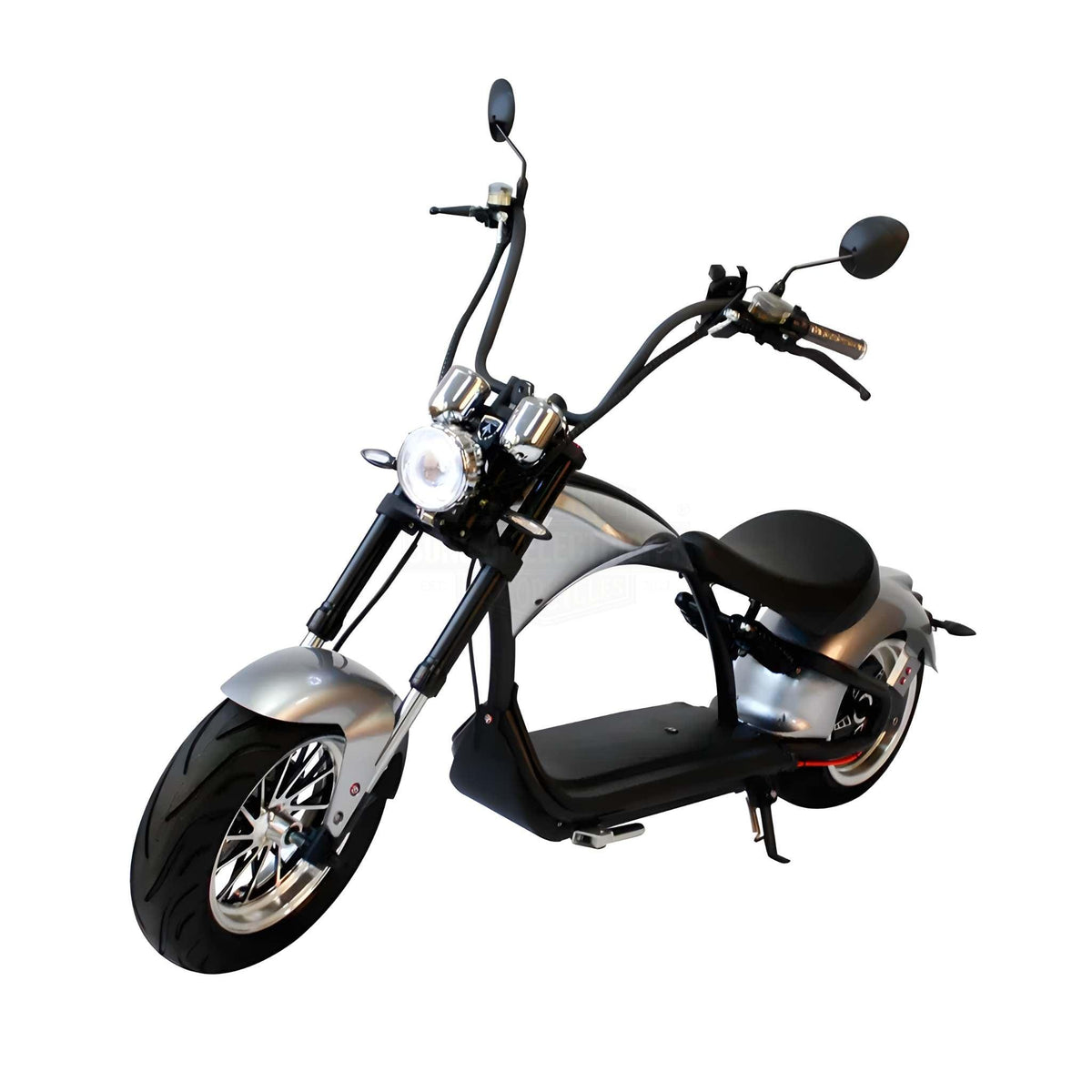 Der Mangosteen E-Chopper M1P - 30 Ah Akku, 45 km/h - verbindet Stil und Zweckmäßigkeit mit seinem silber-schwarzen Design, den breiten Reifen, dem hohen Lenker, den beiden Spiegeln und dem runden Scheinwerfer, der von vorne auf weißem Hintergrund zu sehen ist.