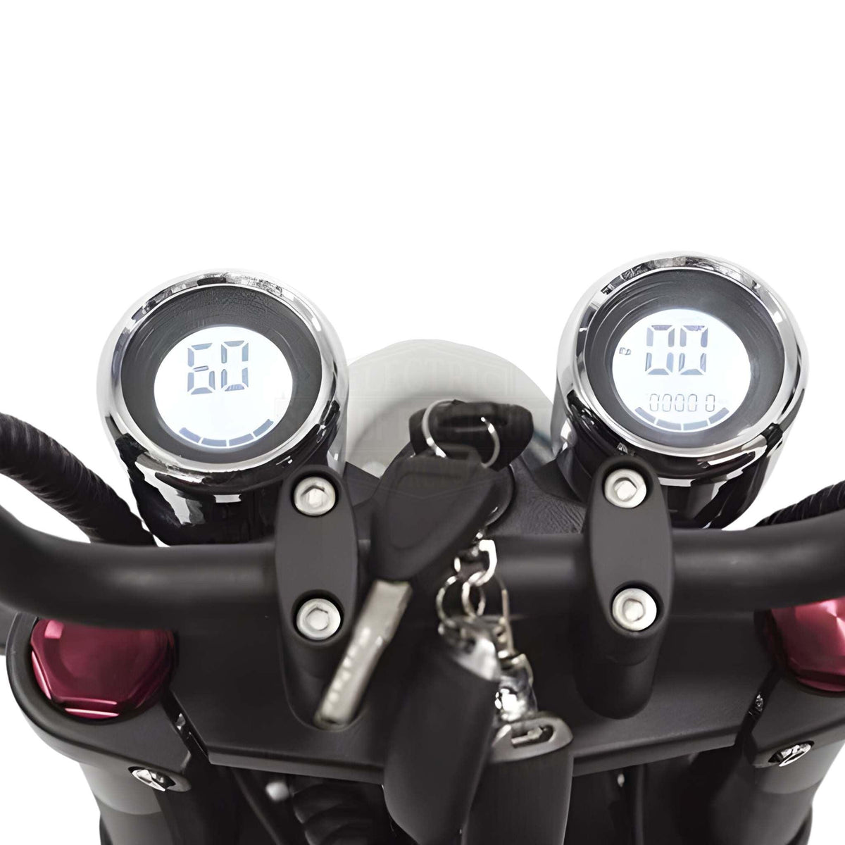 Nahaufnahme des digitalen Tachometers (60) und Drehzahlmessers (109 U/min) des Mangosteen E-Chopper M1P - 30 Ah Akku 45 km/h, mit sichtbarem Lenker und Zündschlüssel, vor weißem Hintergrund.
