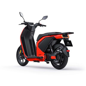 Ein eleganter, schwarz-orangefarbener VMOTO CITI 80 km/h E-Roller von VMOTO wird von hinten gezeigt, wobei seine modernen Linien, die Hinterradaufhängung, das digitale Display und ein YINATO-Nummernschild vor einem schlichten weißen Hintergrund besonders hervorstechen.