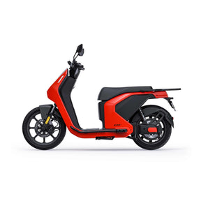 Ein leuchtend roter VMOTO CITI 80 km/h E-Roller von VMOTO, der sich durch ein modernes Design mit schwarzem Sitz und schwarzen Rädern auszeichnet, ist im Seitenansicht vor einem weißen Hintergrund abgebildet.
