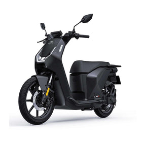 Der E-Roller „VMOTO CITI 74V-30Ah“ von VMOTO wird in einer Frontalansicht vor einem weißen Hintergrund gezeigt und zeichnet sich durch ein kantiges Design, ein digitales Display, breite Reifen und eine integrierte LED-Beleuchtung aus.