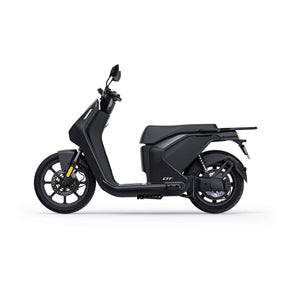 Der VMOTO CITI 74V-30Ah E-Roller ist ein moderner, schwarzer E-Scooter mit minimalistischem Seitenprofil, großen Rädern, einem Gepäckträger hinten und einem kompakten Rahmen; die Höchstgeschwindigkeit beträgt 45 km/h.