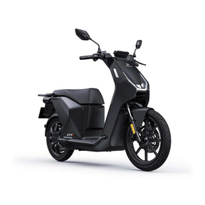 Der E-Roller VMOTO CITI 74V-30Ah von VMOTO besticht durch ein elegantes, kantiges Design in Schwarz, Seitenspiegel, ein digitales Display und Leichtmetallfelgen, dargestellt vor einem schlichten weißen Hintergrund. Höchstgeschwindigkeit: 45 km/h.