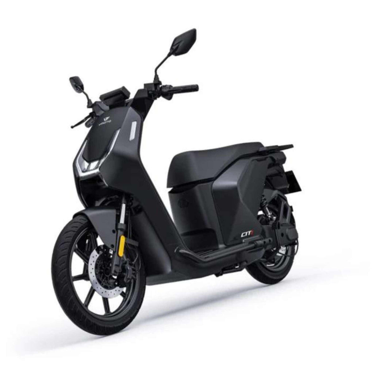 Der VMOTO CITI 74V-30Ah E-Roller, ein moderner schwarzer E-Scooter von VMOTO mit kantigem Design, Scheibenbremse vorne, digitalem Display und Seitenspiegeln, ist vor einem weißen Hintergrund abgebildet. Höchstgeschwindigkeit: 45 km/h.