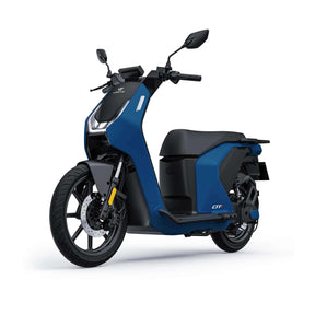 Der VMOTO CITI 80 km/h E-Roller von VMOTO überzeugt als moderner urbaner Elektroroller mit schwarzen Details, schlankem Design und Seitenspiegeln – stilvoll fotografiert vor weißem Hintergrund.