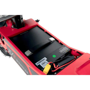 Nahaufnahme des Batteriefachs eines roten Wandler K/E 45 km/h E-Rollers / E-Scooters mit Sitz und Straßenzulassung von Wandler, auf dem die schwarze Batterie mit einem Griff, einem Barcode-Etikett und verschiedenen Stromanschlüssen zu sehen ist.
