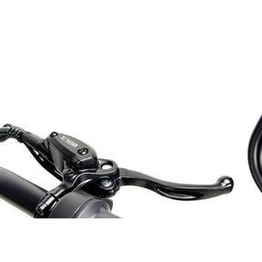 Nahaufnahme eines schwarzen Lenkers mit angebrachtem Bremshebel und Kabel vor weißem Hintergrund – ein wesentliches Detail des „Wandler K/E 45 km/h mit Sitz und Straßenzulassung“ E-Rollers / E-Scooters von Wandler, der für die moderne urbane Mobilität konzipiert wurde.