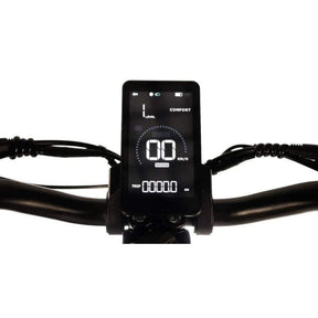 Nahaufnahme des Lenkers des Wandler K/E 45 km/h E-Rollers mit einem digitalen Display, das Geschwindigkeit, Tageskilometer, Fahrmodus und Komforteinstellungen auf weißem Hintergrund anzeigt – ein perfektes Beispiel für die innovativen Funktionen, die Wandler bei modernen, straßenzugelassenen Elektrorollern bietet.
