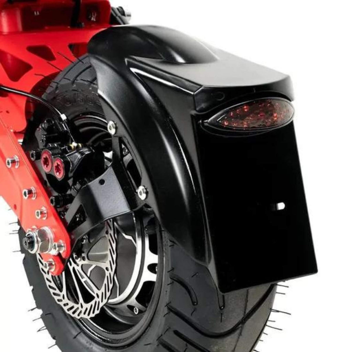 Nahaufnahme des Hinterrads und des Kotflügels eines roten Wandler K/E 45 km/h mit Sitz und Straßenzulassung (E-Roller / E-Scooter), mit Fokus auf die Scheibenbremse, das Reifenprofil und den schwarzen Kotflügel mit integriertem Rücklicht – eine innovative Lösung für die urbane Mobilität von Wandler.