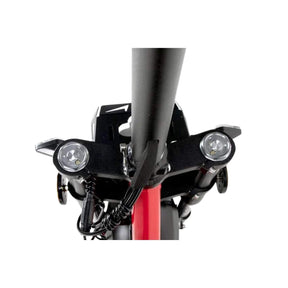 Nahaufnahme des vorderen Lenkers und der Doppelscheinwerfer des „Wandler K/E 45 km/h mit Sitz und Straßenzulassung“ E-Rollers / E-Scooters von Wandler, mit sichtbaren Kabeln und einem Teil des roten Rollerrahmens vor weißem Hintergrund.
