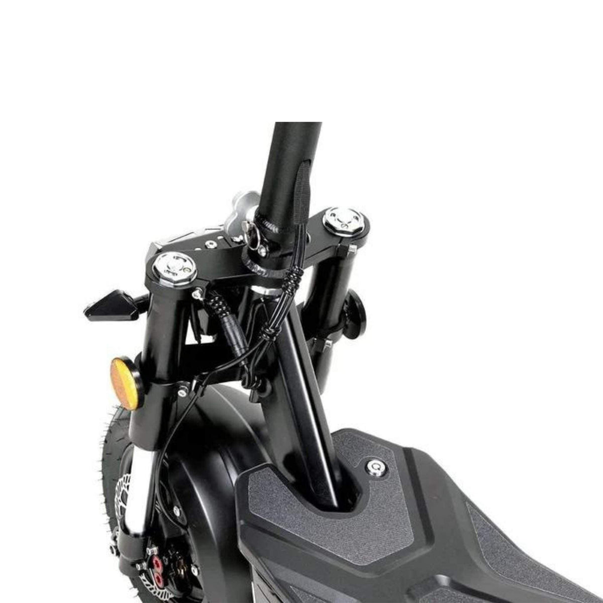 Nahaufnahme des Lenkers und des Vorderradbereichs des Wandler K/E 45 km/h mit Sitz und Straßenzulassung E-Roller / E-Scooter von Wandler, mit Fokus auf die Bremsscheibe, die robusten Reifen und das Trittbrett vor weißem Hintergrund – eine hervorragende Präsentation des innovativen Designs von Elektrofahrzeugen für den Stadtverkehr in Deutschland.