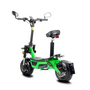 Ein leuchtend grüner Wandler K/E-E-Scooter mit Sitz, Spiegeln und breiten Reifen, von hinten in einem Winkel vor weißem Hintergrund aufgenommen. Der Markenname „Wandler“ ist an der Seite zu sehen und unterstreicht seinen Status als eines der führenden E-Scooter-Modelle in Deutschland mit einer Höchstgeschwindigkeit von 45 km/h und Straßenzulassung.