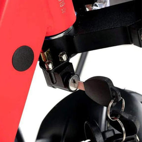 Eine Nahaufnahme eines Schlüssels, der in das Zündschloss des Wandler K/E 45 km/h E-Rollers / E-Scooters gesteckt ist – wobei ein Teil seines schlanken Rahmens und des Lenkers zu sehen ist –, die das moderne Design und den urbanen Stil dieses straßenzugelassenen Elektrorollers von Wandler perfekt einfängt.