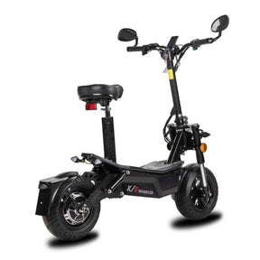 Auf weißem Hintergrund ist ein schwarzer Wandler K/E 45 km/h E-Roller / E-Scooter mit Sitz, Straßenzulassung, Rückspiegeln, breiten Reifen und dem Wandler-Logo an der Seite abgebildet. Dieses stilvolle Elektrofahrzeug eignet sich ideal für Fahrten durch die Straßen Deutschlands.
