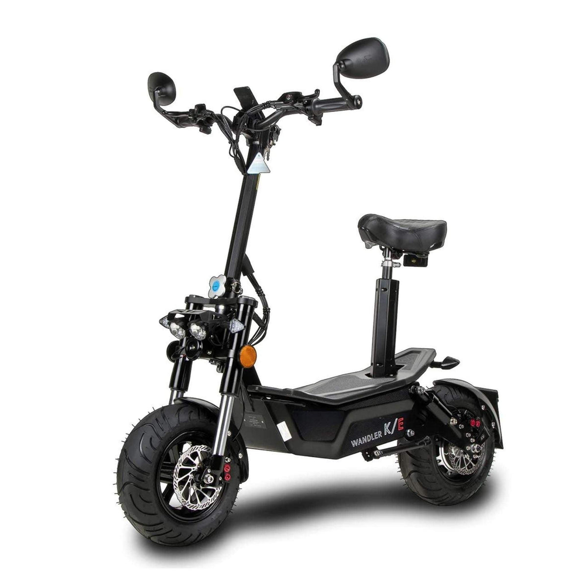 Ein schwarzer Wandler K/E 45 km/h E-Roller mit Sitz, breiten Reifen, Rückspiegeln und Frontscheinwerfern ist schräg auf einem weißen Hintergrund positioniert. Dieser stilvolle E-Scooter trägt an der Seite den Schriftzug „Wandler“ und ist eine hervorragende Wahl für alle in Deutschland, die ein innovatives, straßenzugelassenes Elektrofahrzeug für die Stadt suchen.